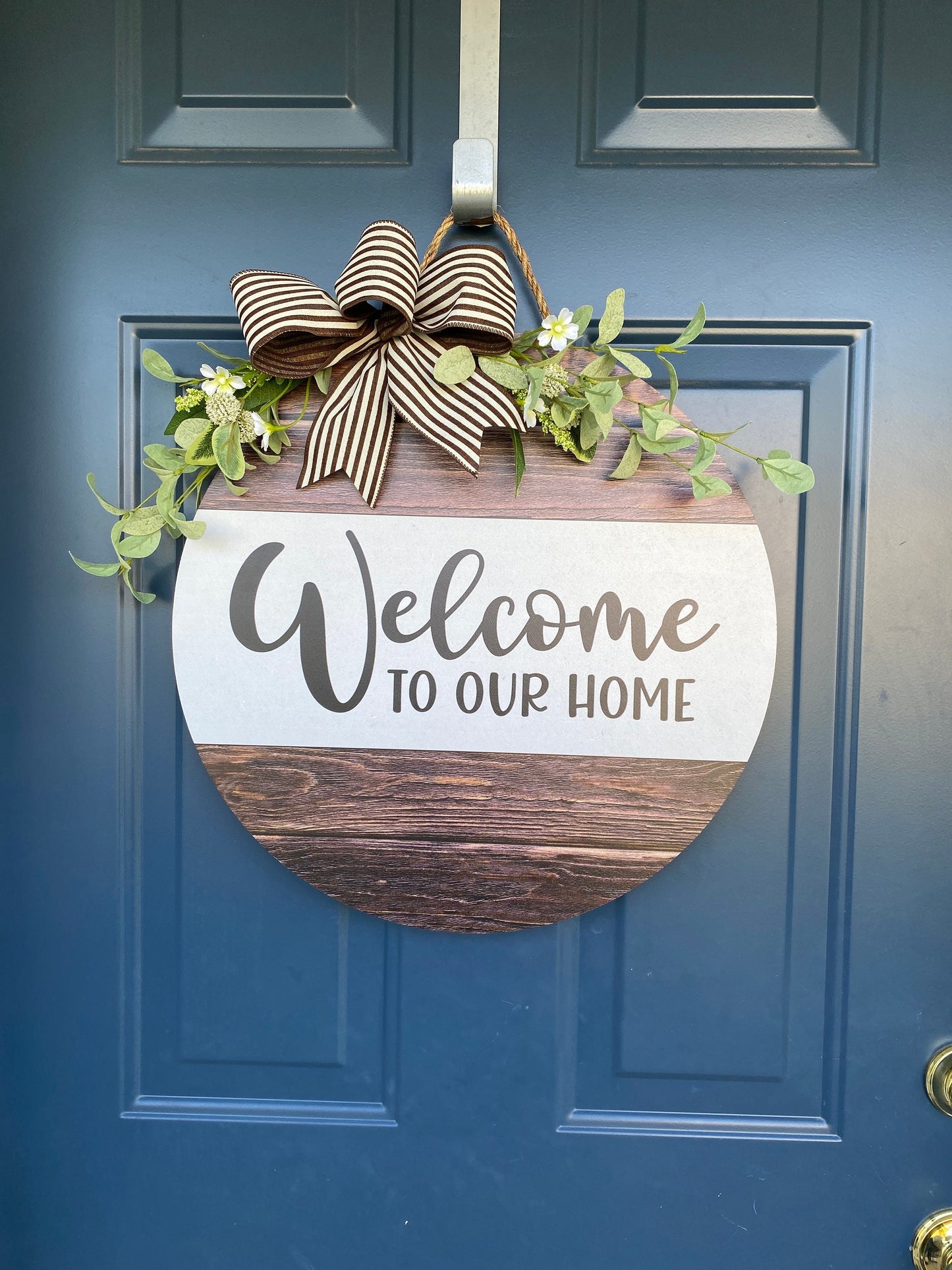 Welcome Wood Look Doorhanger with greens and a bow, minimalist door decoration, Circle Door Hanger, Welcome Wreath