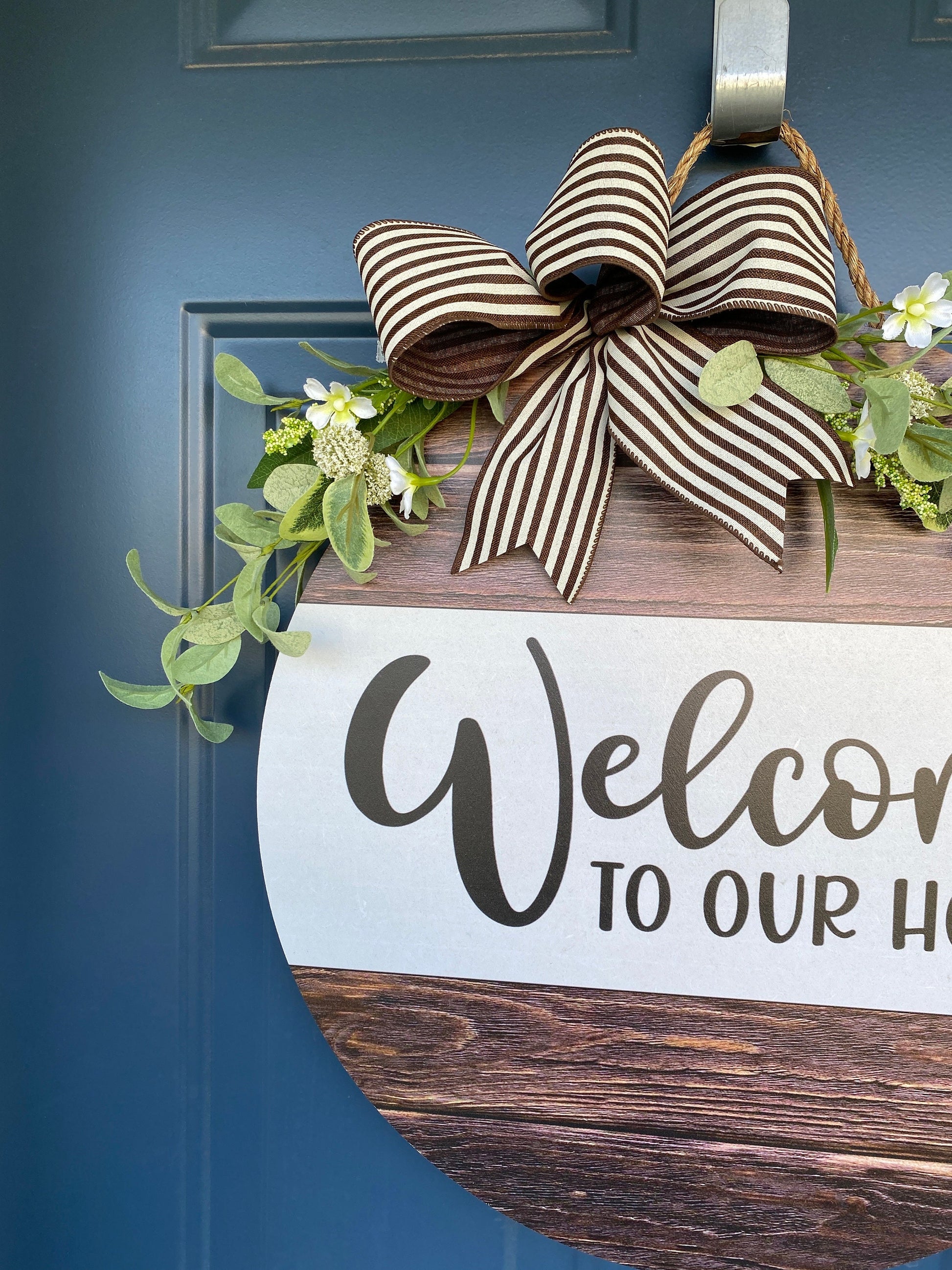 Welcome Wood Look Doorhanger with greens and a bow, minimalist door decoration, Circle Door Hanger, Welcome Wreath